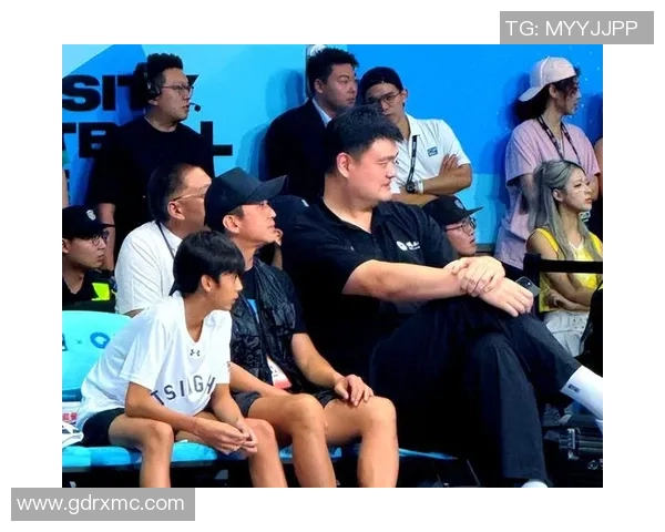 姚明自家泳池揭秘：巨星生活中的清凉乐趣与家庭时光